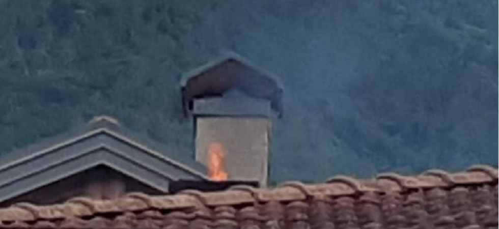Prima il fumo e poi le fiamme, brucia il tetto di una casa